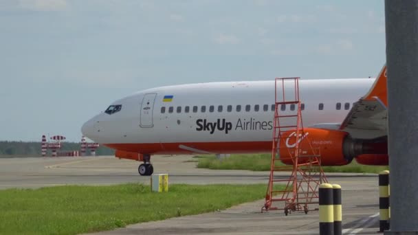 Luftfartyget från Skyup Airlines rullar på startbanan före avgång. Kiev, Ukraina 20.09.2021 — Stockvideo