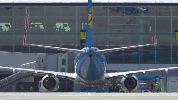 Vista trasera del avión comercial en el estacionamiento. Kiev, Ucrania 20.09.2021 — Vídeos de Stock