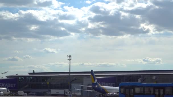 Passenger plane fly up over airport terminal. Kyiv, Ukraine 20.09.2021 — Vídeos de Stock
