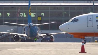 Otoparktaki ticari uçağın arka görüntüsü. Kyiv, Ukrayna 20.09.2021