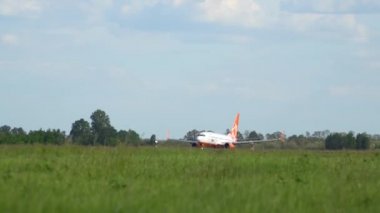 Yolcu uçağı havaalanından kalkış pistine doğru uçuyor. Kyiv, Ukrayna 20.09.2021