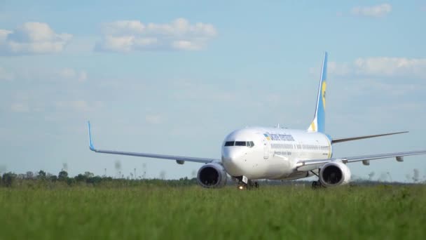 The aircraft of UIA rolls on runway after landing in airport. Kyiv, Ukraine 20.09.2021 — Stok video