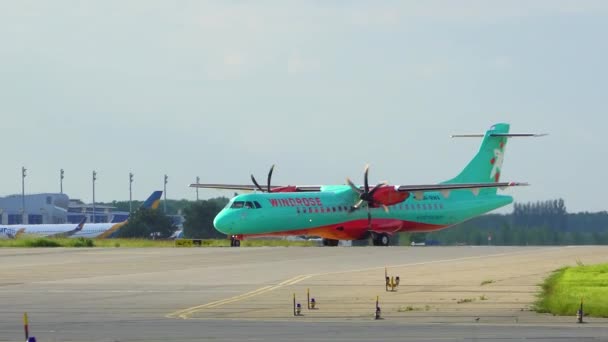 Flygplanet ATR 72-600 av Windrose rullar på startbanan före avgång på flygplatsen. Kiev, Ukraina 20.09.2021 — Stockvideo