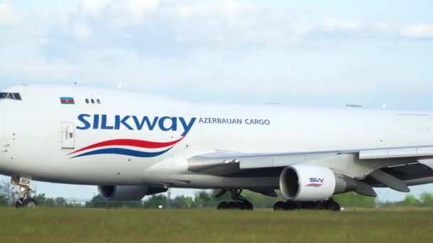 White cargo plane take off on the runway. Kyiv, Ukraine 20.09.2021 — Stok video