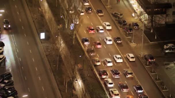 Night traffic, cars on the street road in a busy city, urban view. Kyiv, Ukraine — Wideo stockowe