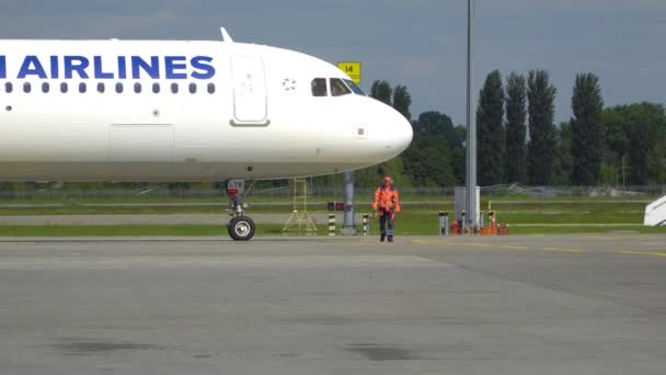 Avión comercial de Turkish Airlines que se prepara para la salida en el aeropuerto. Kiev, Ucrania 20.09.2021 — Vídeo de stock