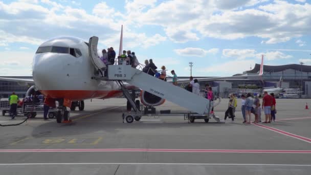 Aviones comerciales de Skyup Airlines que se preparan para la salida en el aeropuerto. Kiev, Ucrania 20.09.2021 — Vídeo de stock