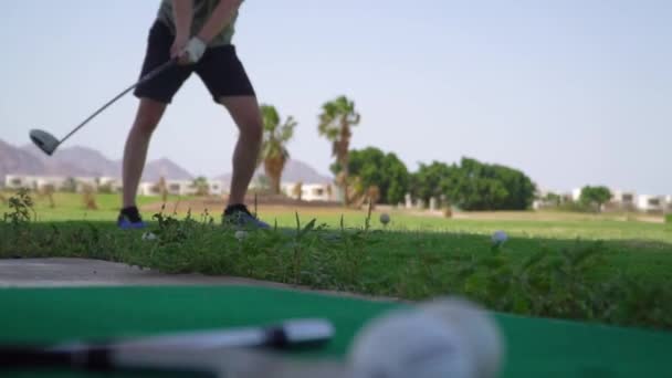 Campo de prácticas Golf. Hombre practicando con club de golf. — Vídeos de Stock