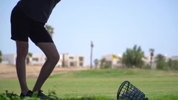 Driving Range Golf. Homme pratiquant avec le club de golf. Mouvement lent — Video