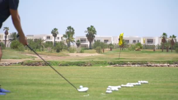 Campo de prácticas Golf. Hombre practicando con el club de golf. Movimiento lento — Vídeos de Stock