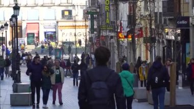 Madrid, İspanya 'da eski rahat bir cadde. Madrid 'in kalabalık, mimari ve dönüm noktası. Madrid, İspanya. 25.02.2022
