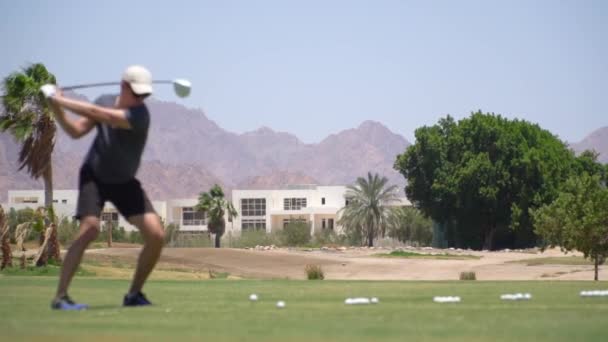 Jazda na polu golfowym. Człowiek ćwiczący z kijem golfowym. Zwolniony ruch — Wideo stockowe
