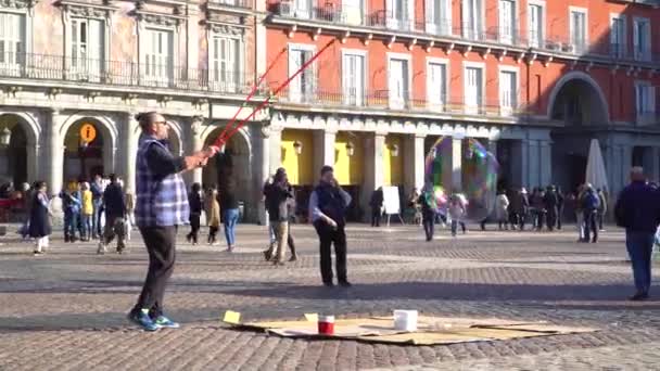 Uitzicht op de beroemde Plaza Mayor met standbeeld, Madrid, Spanje. 25.02.2022 — Stockvideo