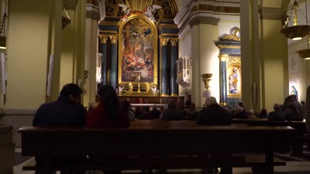 Inne i Madrids katedral. Madrid, Spanien, 25.02.2022 — Stockvideo