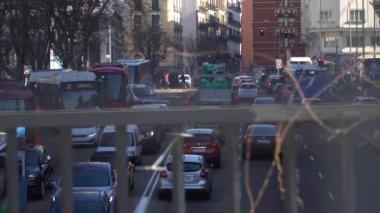 Madrid, İspanya 'da trafik sıkışıktı. 25.02.2022.