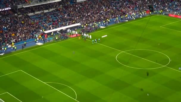 拉里加的足球赛 皇家马德里Fc在主场球场圣地亚哥伯纳乌 西班牙 2022年2月26日 — 图库视频影像