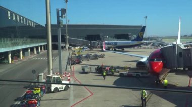 Otoparktaki ticari uçağın görüntüsü. Barselona, İspanya. 29.03.2022.