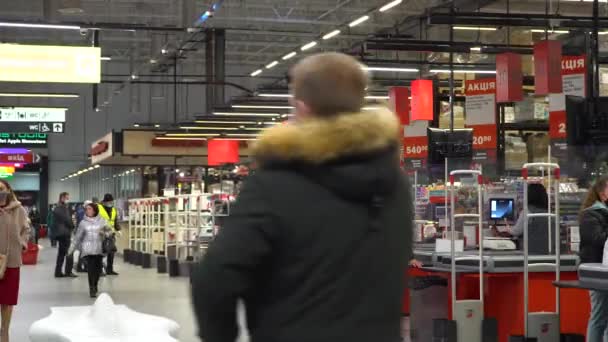 抽象模糊的超市过道 有五颜六色的货架和无法辨认的顾客作为背景 — 图库视频影像