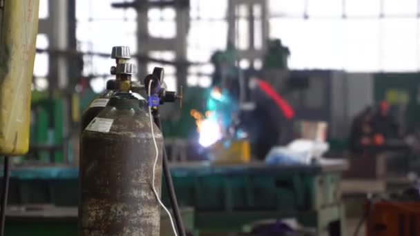 Kaynak Makinesi Araba Fabrikasında Metal Parçası Üretiyor — Stok video