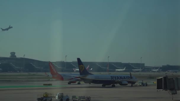 Passagiersvliegtuig Vliegen Omhoog Opstijgen Landingsbaan Luchthaven — Stockvideo