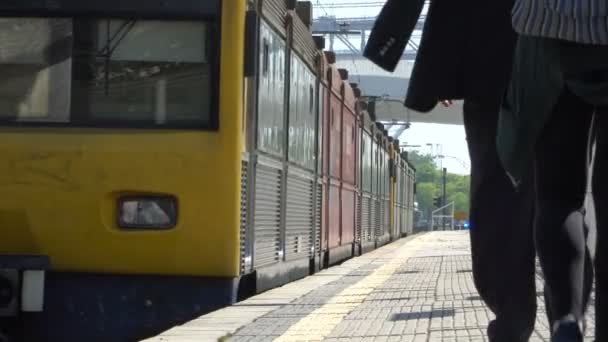 Ανθρώπων Που Περιμένουν Τρένο Στον Σιδηροδρομικό Σταθμό Για Ταξίδια Καλοκαίρι — Αρχείο Βίντεο