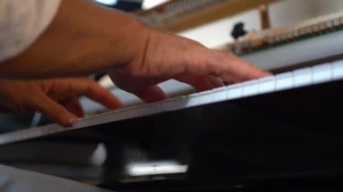 Evde sakin bir atmosferde piyano çalarken yakın plan.