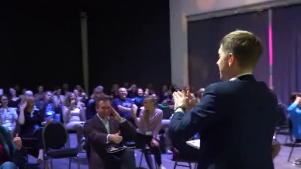 Publiczność Słucha Przemówienia Wykładowcy Sali Konferencyjnej — Wideo stockowe