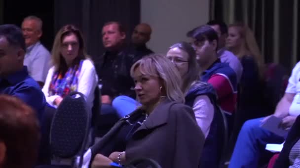 Publiczność Słucha Przemówienia Wykładowcy Sali Konferencyjnej — Wideo stockowe
