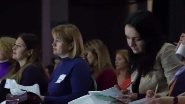 Dinleyiciler Konferans Salonundaki Konuşmacının Konuşmasını Dinliyor — Stok video
