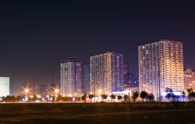 modern konut binalarının gece görünümü