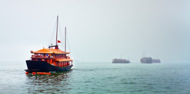 bulutlu bir günde çalışmak için başlık tekneler