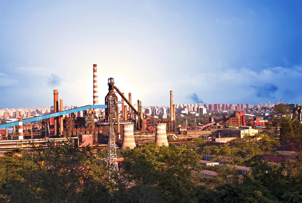 Paisaje de las fábricas de energía de construcción con grandes chimeneas y —  Fotos de Stock