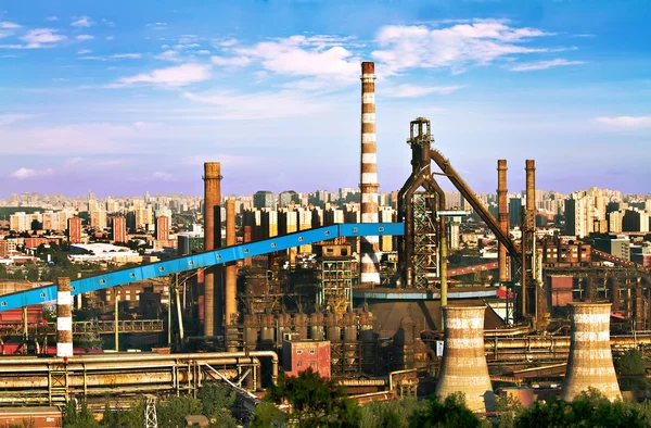 Paysage des usines électriques de construction avec de grandes cheminées et — Photo