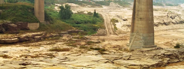 Sarı Nehir kuru dere yatağında chi ait closeup llandscape fotoğraf