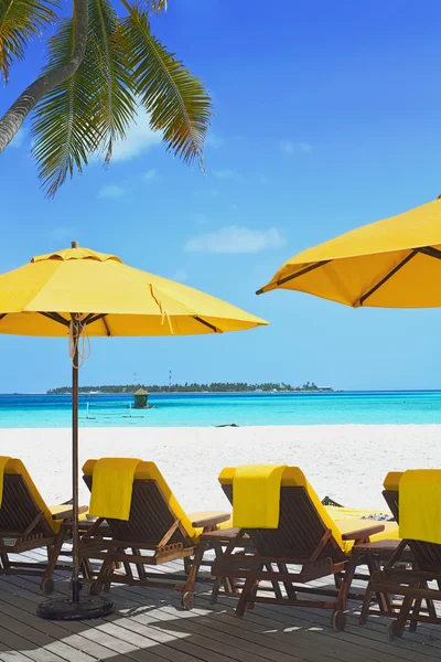 Coast beach sleeping chair in Maldive beach front villa — Stock Photo, Image