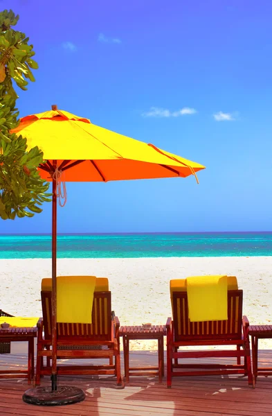 Costa playa silla de dormir en Maldivas villa frente a la playa — Foto de Stock
