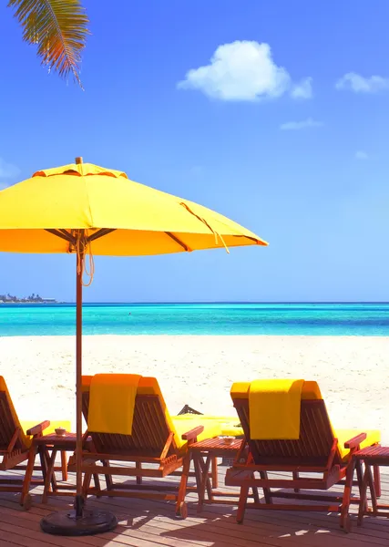 Coast beach sleeping chair in Maldive beach front villa — Stock Photo, Image