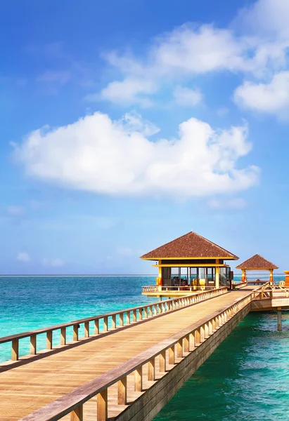 Isla en el océano, villa sobre el agua con piscinas sin fin. Ma. — Foto de Stock