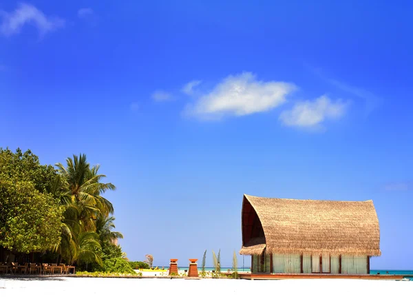 Hermosa villa aborigen frente al mar con cielo azul claro en Mal —  Fotos de Stock