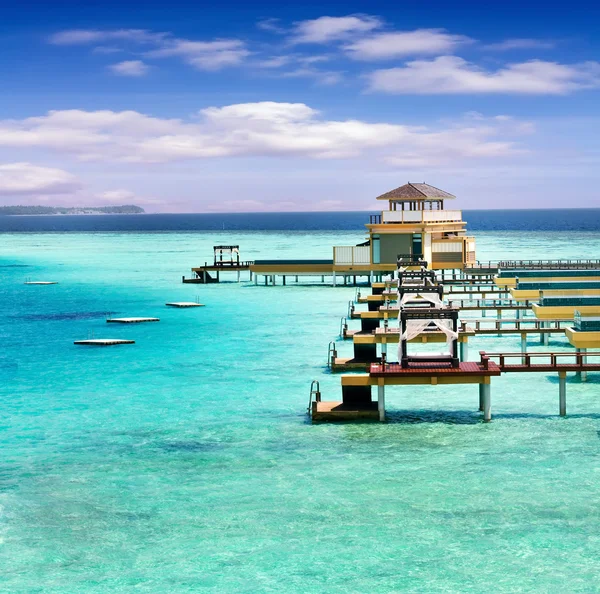 Isola nell'oceano, villa sull'acqua con piscine infinite. Mamma! — Foto Stock