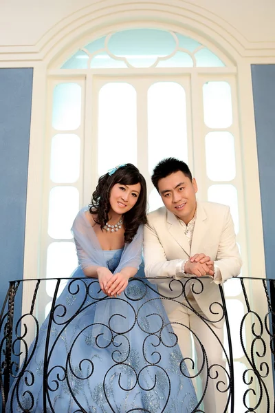 Amante jovem casal chinês com coruja na varanda — Fotografia de Stock