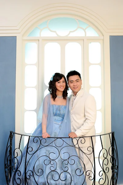 Amour chinois jeune couple taché dans balcon — Photo