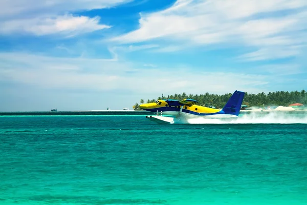 Sea plane flying above ocean — Stock Photo, Image