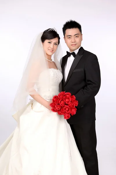 Düğün günü genç bir Asyalı Çift — Stok fotoğraf