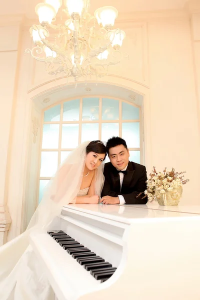 Hochzeitstag des jungen asiatischen Paares — Stockfoto