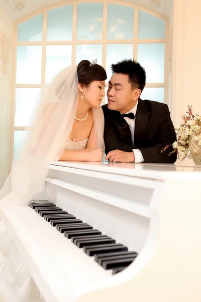 Jour de mariage de jeune couple asiatique — Photo