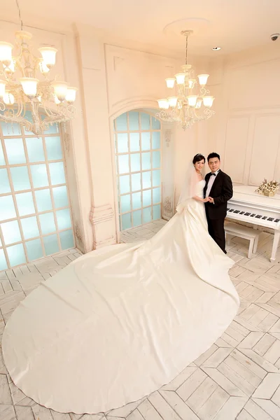 День весілля молодої азіатської пари — стокове фото
