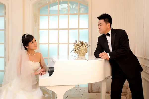 Giorno di nozze di giovane coppia asiatica — Foto Stock