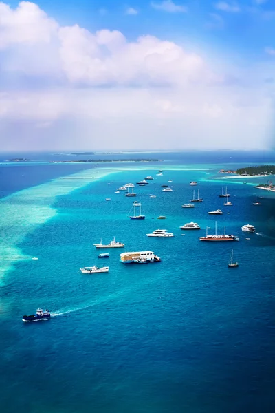Okyanus plaj Maldiv Adası yakın gemi — Stok fotoğraf