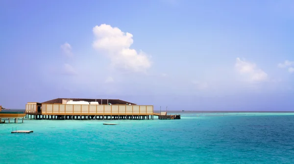 Island in ocean, overwater villa with endless swimming pools. Ma — Stock Photo, Image